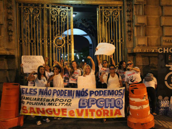 Familiares De Policiais Protestam Em Frente De Unidades Da PM No Rio