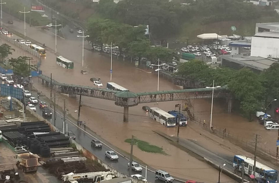 Chuva forte causa alagamentos em Salvador e desliga semáforos