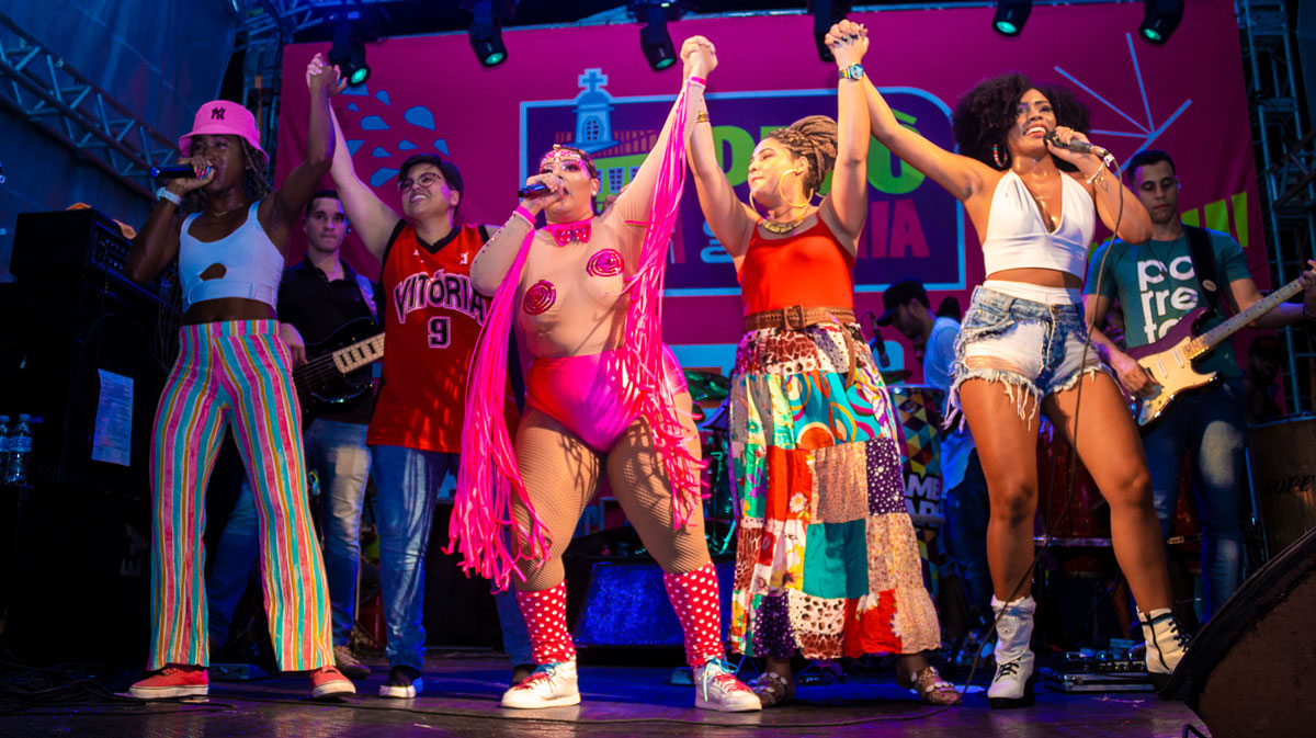 Cantoras Jady Girl,Tacila Almeida, Aila Menezes, Ravanna Rodriguez e Daiana Leone, respectivamente no palco do Pelourinho