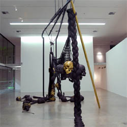 Bronze, ao, resina e ouro se entrelaam nos vrios elementos da escultura de Tunga.