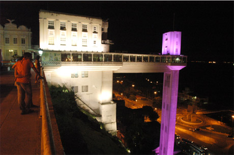O Elevador Lacerda, colorido de rosa