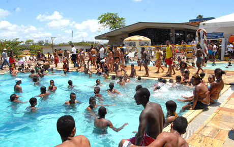 Piscina cheia, no Dia dos Comercirios