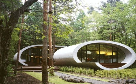 Tem estrutura de concreto e 172 m, a Shell House, do escritrio japons Artechnic, numa floresta, em Nagano