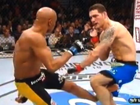 O momento em que Anderson Silva quebra a perna esquerda
