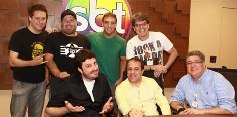  A assinatura aconteceu na sede da emissora, em Osasco (SP)