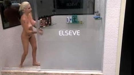 Clara tirou a roupa toda, sem se importar com as cmeras