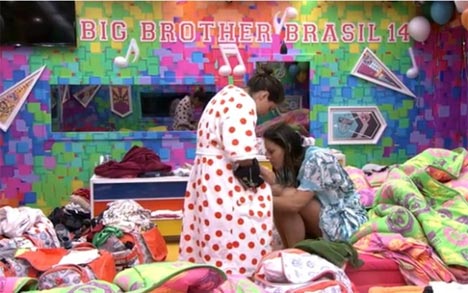 Bella abriu o roupo e mostrou a tattoo