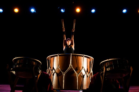 Daniela Oliveira em performance de taiko