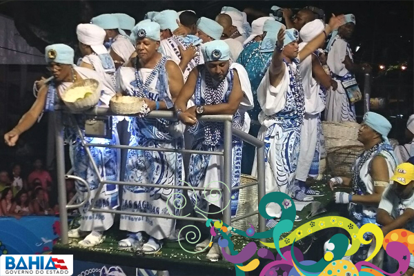 O afox desfila levando a mensagem de paz em suas bandeiras