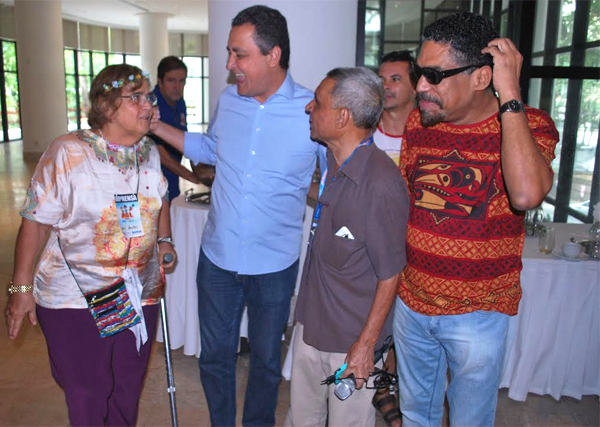 Hel Sampaio contando estrias ao governador Rui Costa