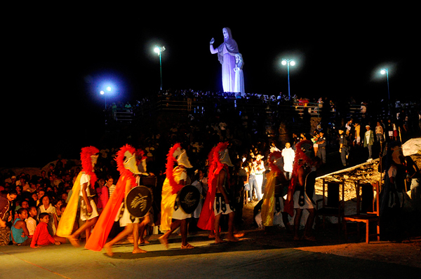 Via-Sacra  encenada em Serrinha