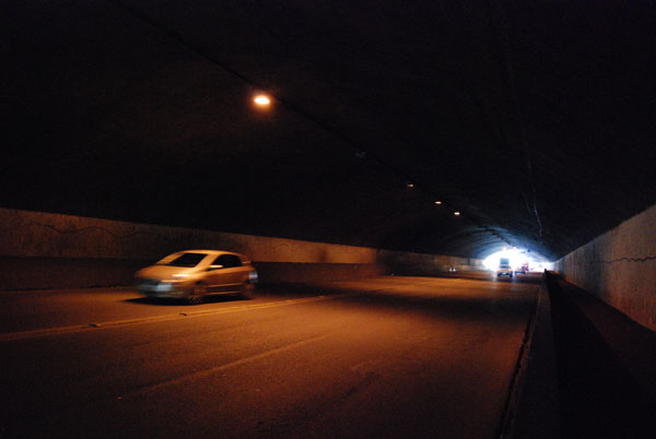 Lmpadas queimadas no tnel Amrico Simas, em Salvador