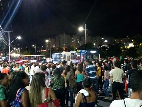 Estudantes  frente da faculdade, pedem segurana