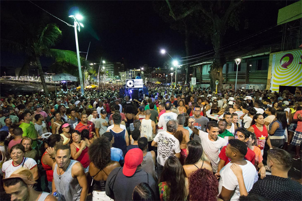 A banda Vitrola Baiana arrasta os folies no bairro da Barra, em Salvador