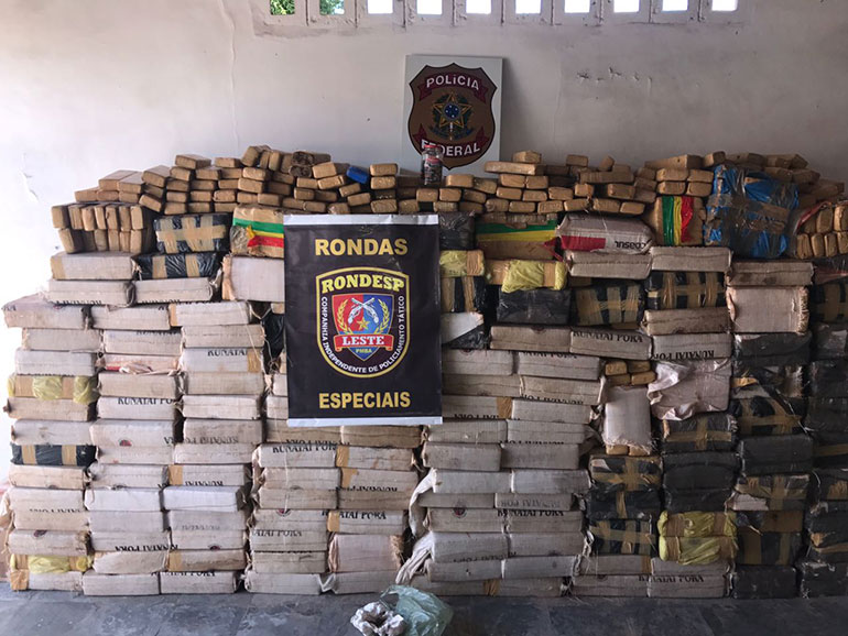 A droga estava camuflada meio  carga de farelo de trigo