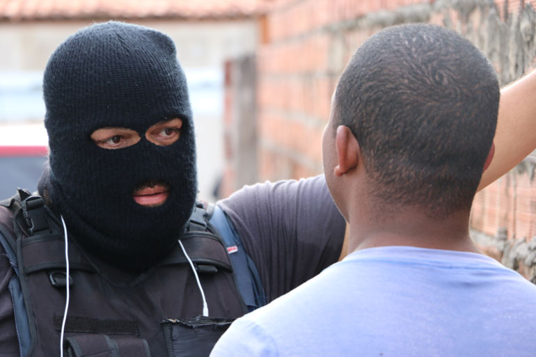 Cerca de 100 policiais participaram da ao 
