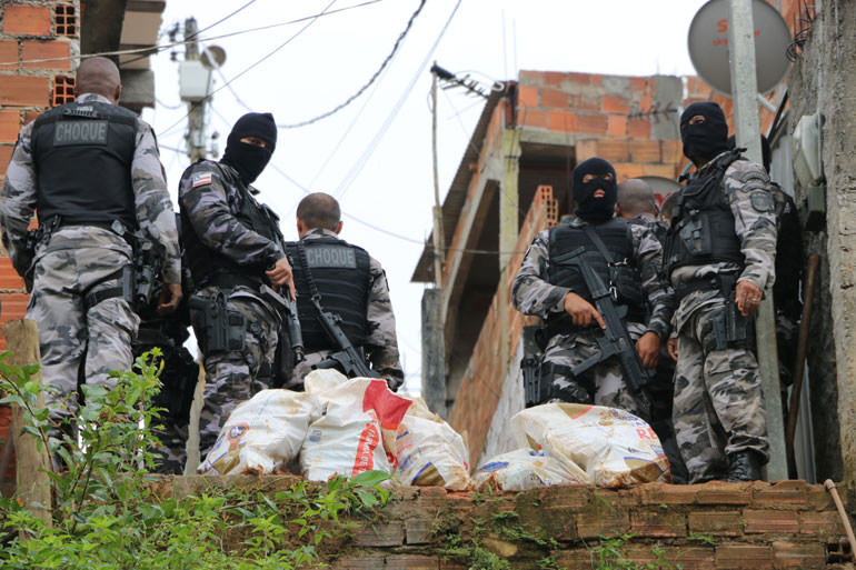 Os policiais no bairro de Cajazeiras, onde estava parte da droga