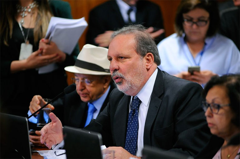 O projeto de lei (PLS 28/2014) aprovado  do senador Armando Monteiro (PTB-PE)