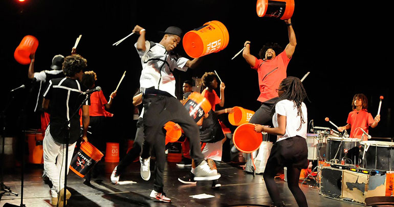 O Quabales tem percusso, break dance, performance percussiva e percusso eletrnica