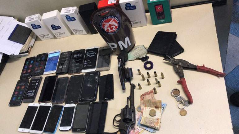 Celulares e armas em poder dos acusados