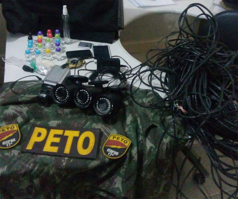 As cmeras que monitoravam a presena da polcia no bairro
