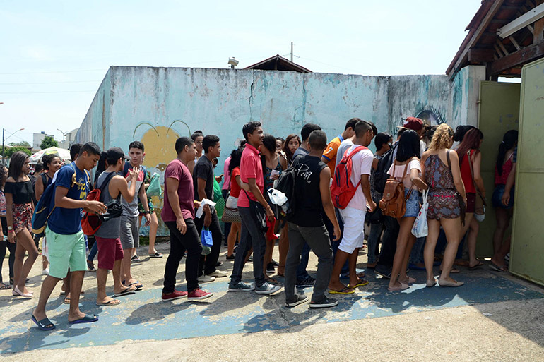 Estudantes tentam passar pela porta estreita do Enem