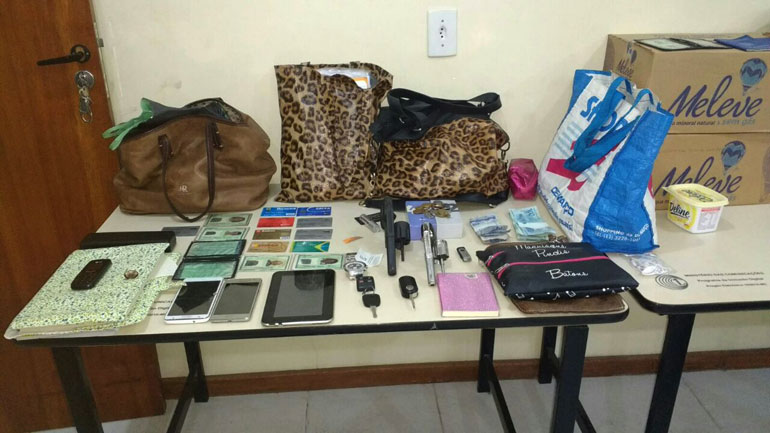 Objetos roubados, encontrados com o trio preso
