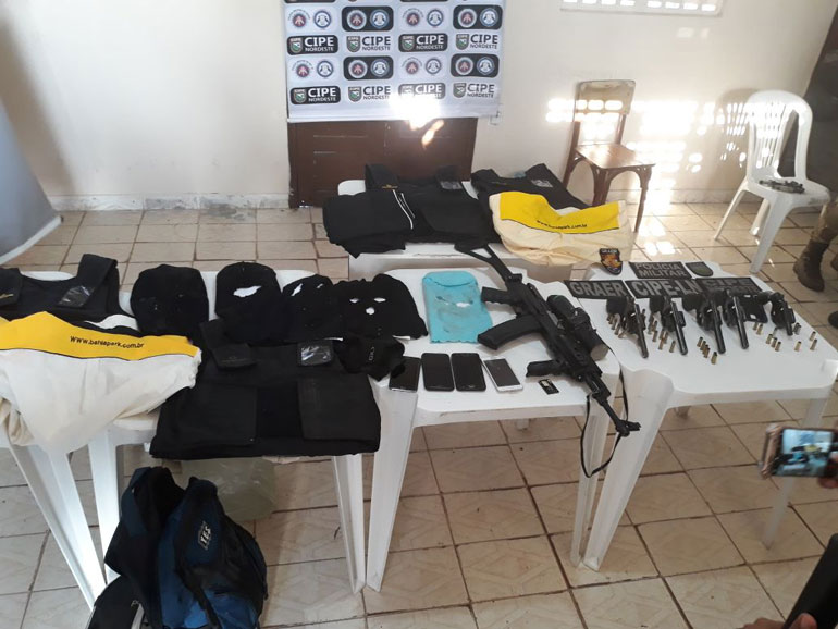 Armamento e coletes apreendidos com os acusados
