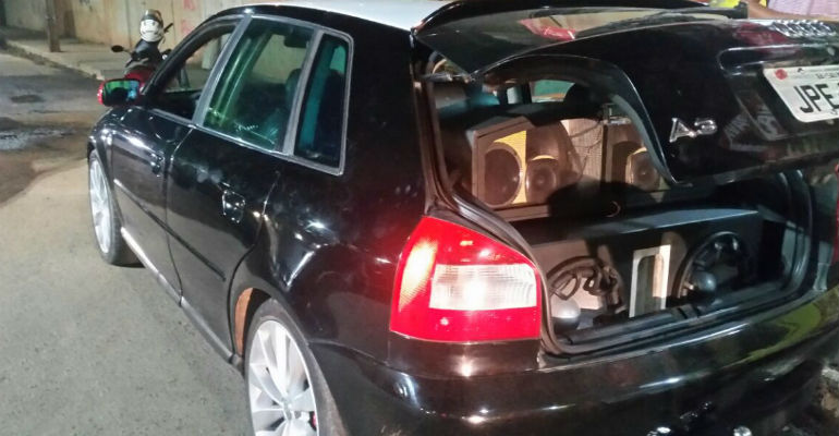 Carro transformado em trio eltrico foi apreendido
