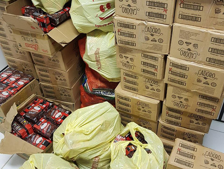 O caf roubado estava nas prateleiras de dois supermercados