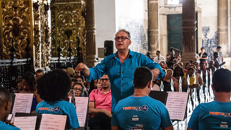 O maestro Fred Dantas e sua Orquestra So Salvador