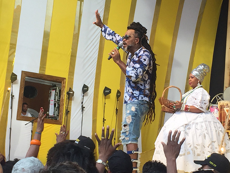 Carlinhos Brown, na Enxaguada du Bonfim, com o compositor Nelson Rufino