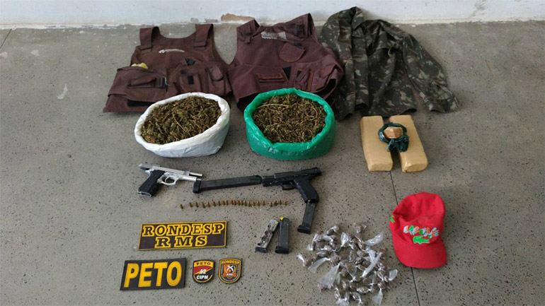 Drogas e armas estavam em poder dos homens mortos pela polcia