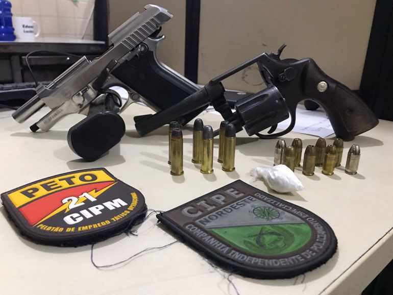 Armas apreendidas em pode de integrantes da festa