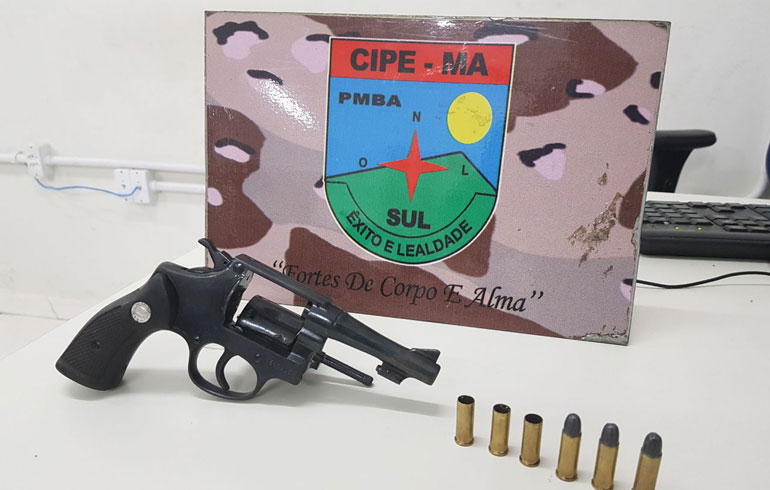 Arma apreendida com um dos homens que atiraram nos policiais