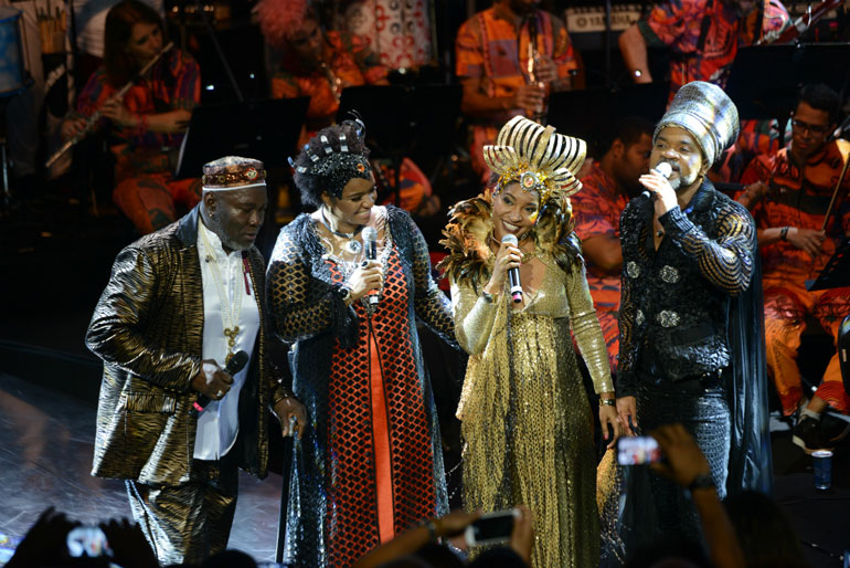Os solistas so Carlinhos Brown, Lazzo Matumbi, Ellen Olria e Larissa Luz