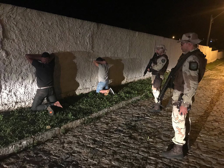 Os dois homens que roubaram o caminho foram presos depois do capotamento