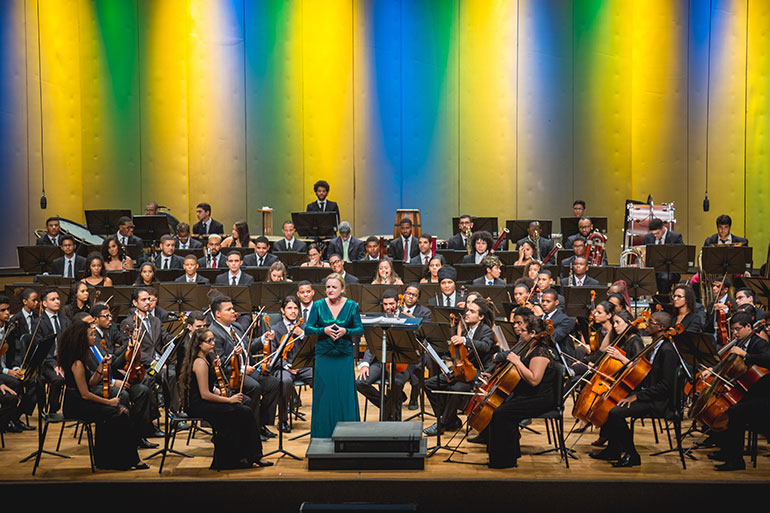 Ligia Amadio  regente titular e diretora artstica da Orquestra Filarmnica de Montevidu (Uruguai)