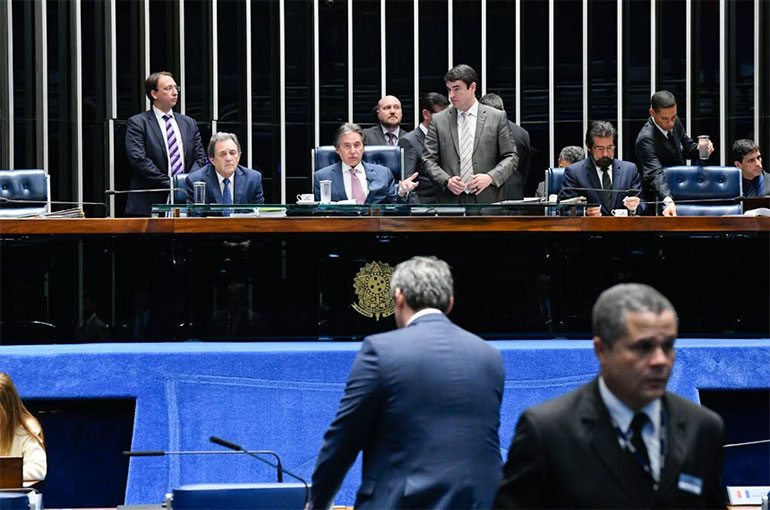 Sesso em que foi aprovado o projeto que aumenta a pena para o crime praticado com armas brancas
