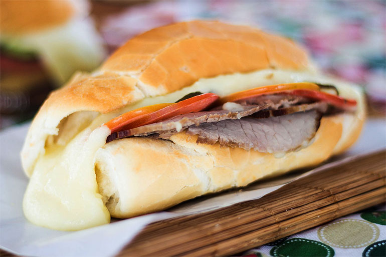 Bauru: po francs, rosbife, tomate em rodelas, picles de pepino, muarela, organo e sal 