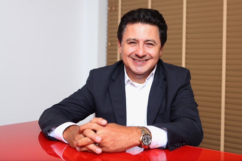 Arione Diniz, fundador e presidente da rede de �pticas que leva o seu sobrenome