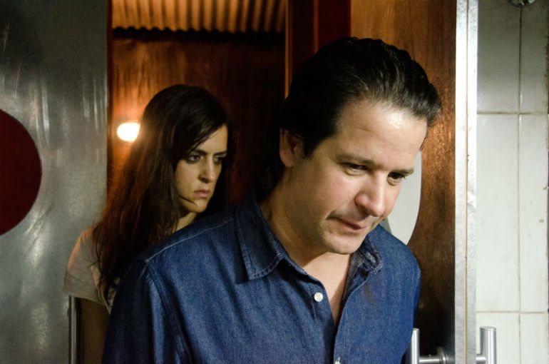 Murilo Bencio e Luciana Paes em cena de "O Animal Cordial"