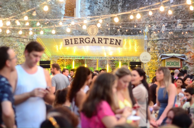 As edies do Biegarten contam com mais de 20 rtulos de cervejas artesanais