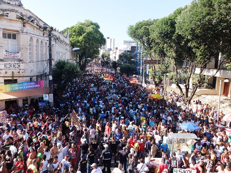 A Parada Gay acontece a partir das 9h, no Centro de Salvador 