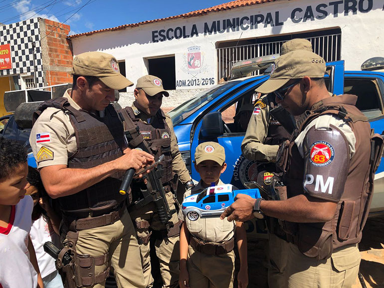 Mikael passeou de viatura e tirou fotos com os policiais militares