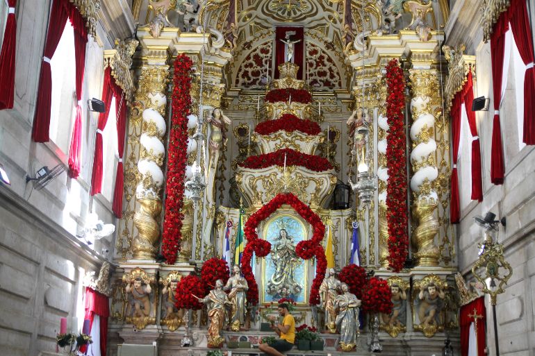 O altar da Igreja da Concei��o da Praia, ornamentado