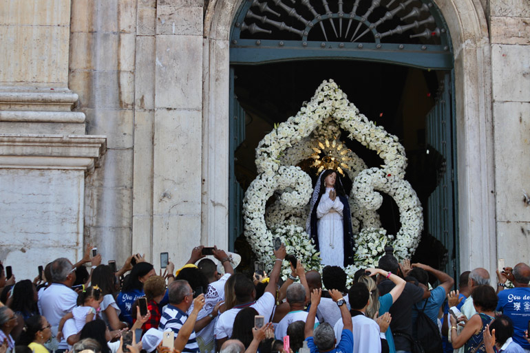 A sa�da da imagem, na Igreja da Concei��o da Praia, em Salvador
