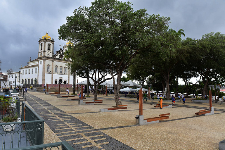 A praa em frente  Igreja do Bonfim acaba de ser reformada