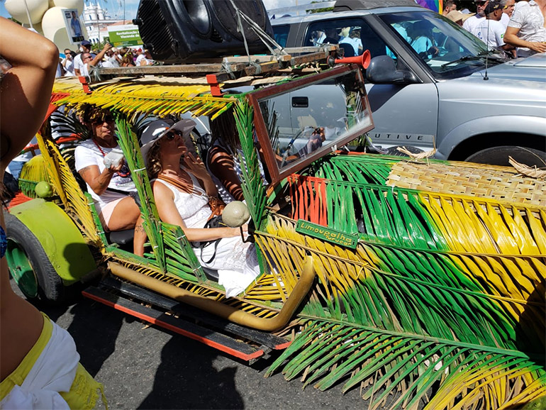 A p ou de carro, moradores e visitantes mostravam sua f no Senhor do Bonfim