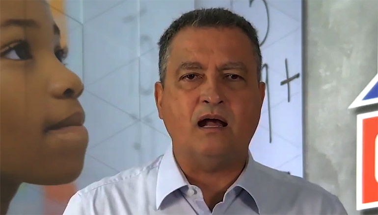O governador Rui Costa, em transmisso pelo Facebook